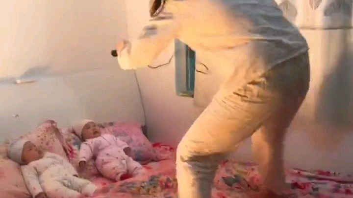 看你老婆怎么带孩子的,总要疯一个的吧